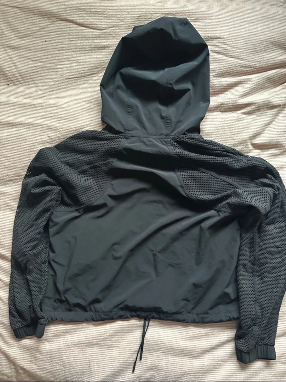 lululemon athletica Black Mesh-Sleeve Hooded Pullover - Picture 5 of 5
